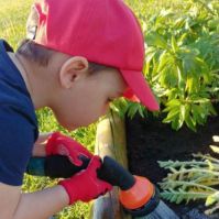 Child with gardening gloves